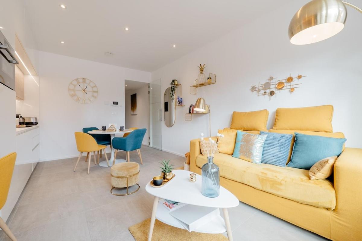 Cosy And Premium Apartment