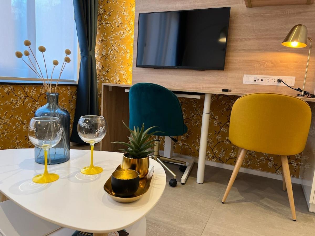 Cosy And Premium Apartment